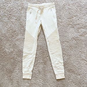 Alo Yoga Moto Joggers / Cream / small